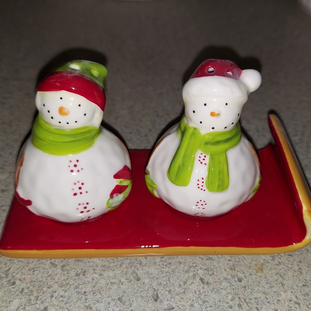 NEW Debbie Mumm RETIRED Snowmen on Red Sleigh Salt and Pepper Shakers